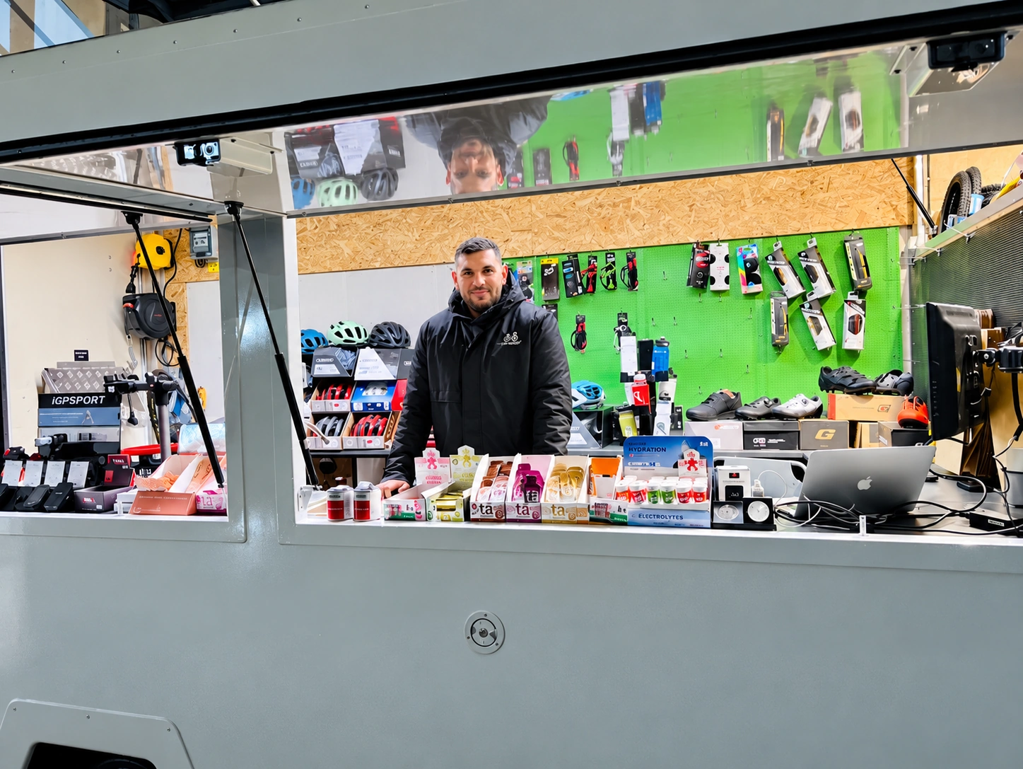 Djamel à l’accueil de l’atelier mobile High Project, avec les équipements et accessoires